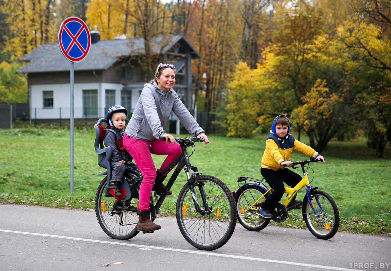 Семья на велопрогулке. С 1 июля многодетным